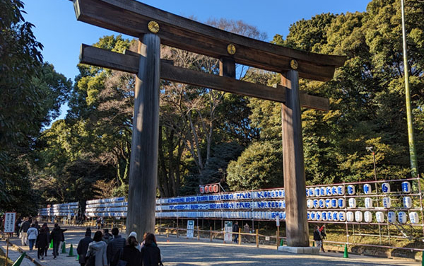 241223-7-Portrait-du-Torri-au-Meji-Jingu-OUV